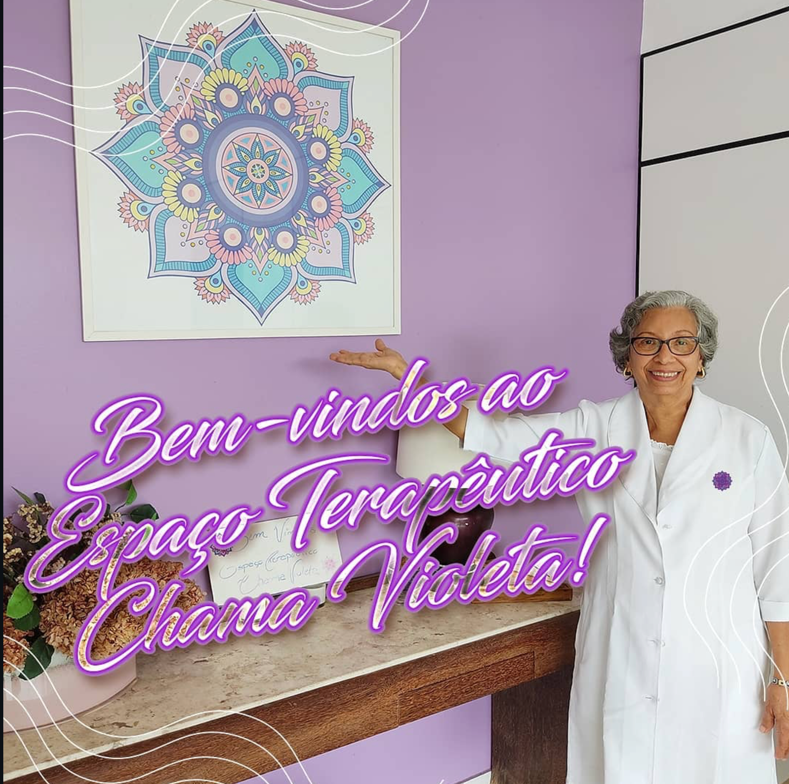 Graça Pimenta dando boas-vindas no ambiente do Espaço Terapêutico Chama Violeta